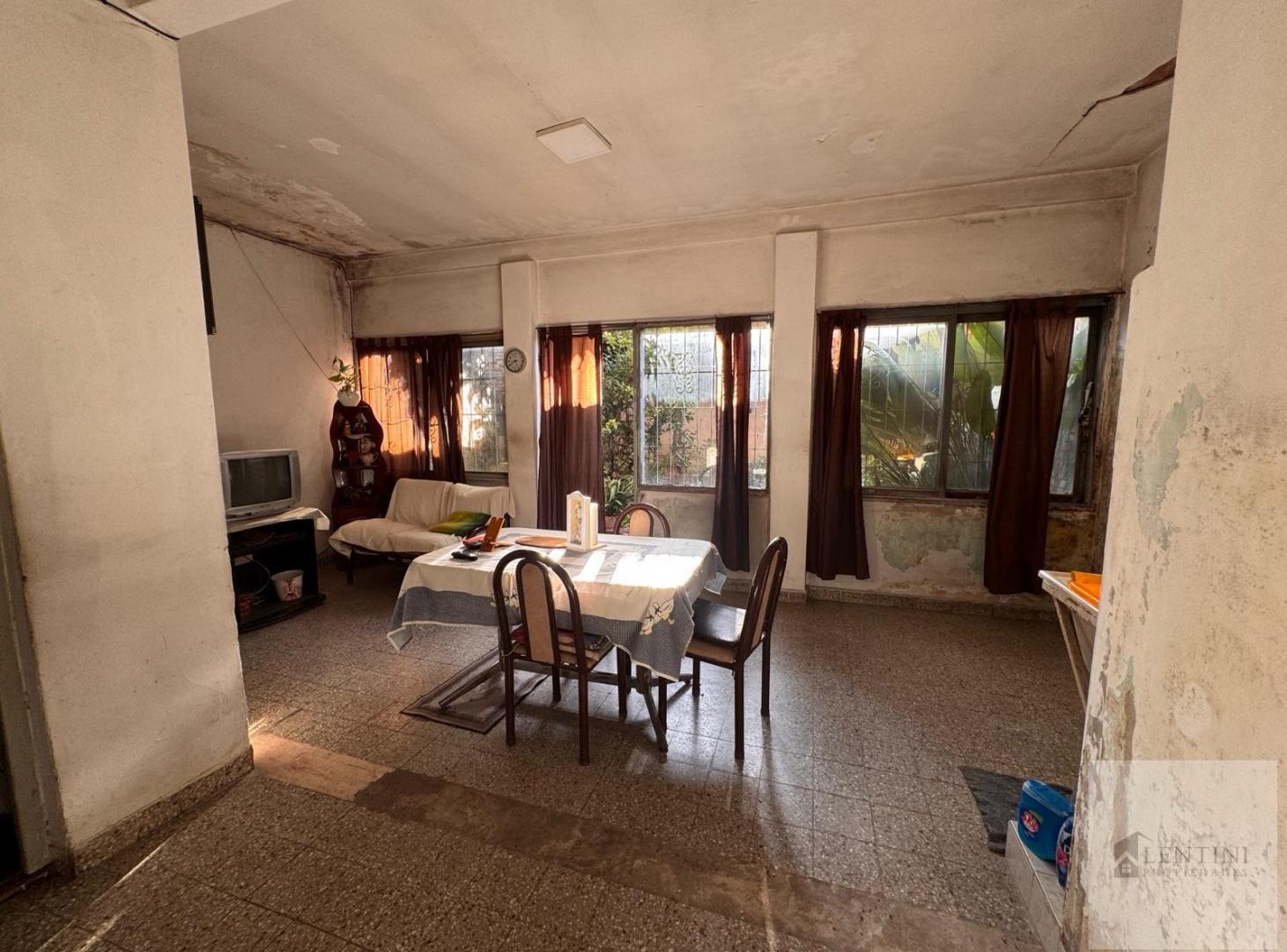 Foto de PH PLANTA BAJA 4 AMBIENTES CON JARDIN, LOSA DE 60METROS CUADRADOS Y, imagen 1