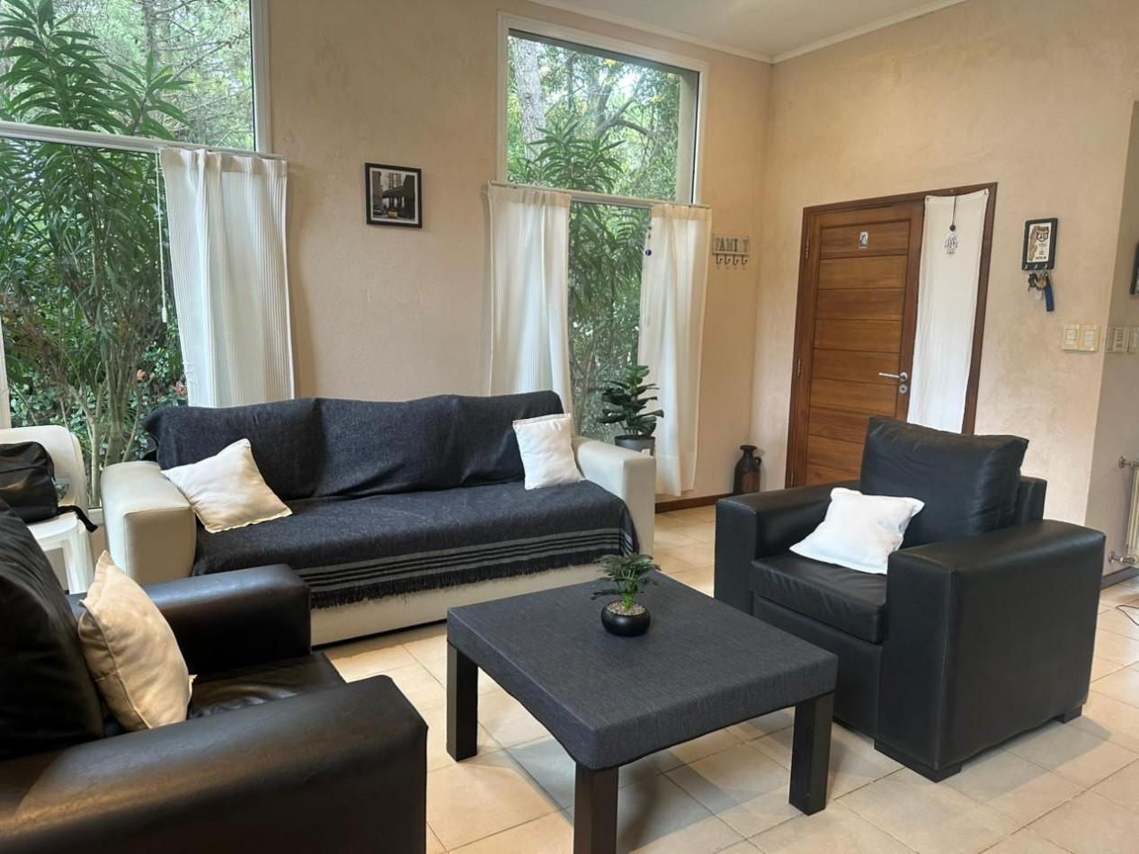 Foto de CASA EN ALQUILER TEMPORARIO 3HAB.2 BAÑOS.PARRILLA.JARDIN.ESTACIONAMIENTO CUBIERTO.BARRIO NAYADES, imagen 3
