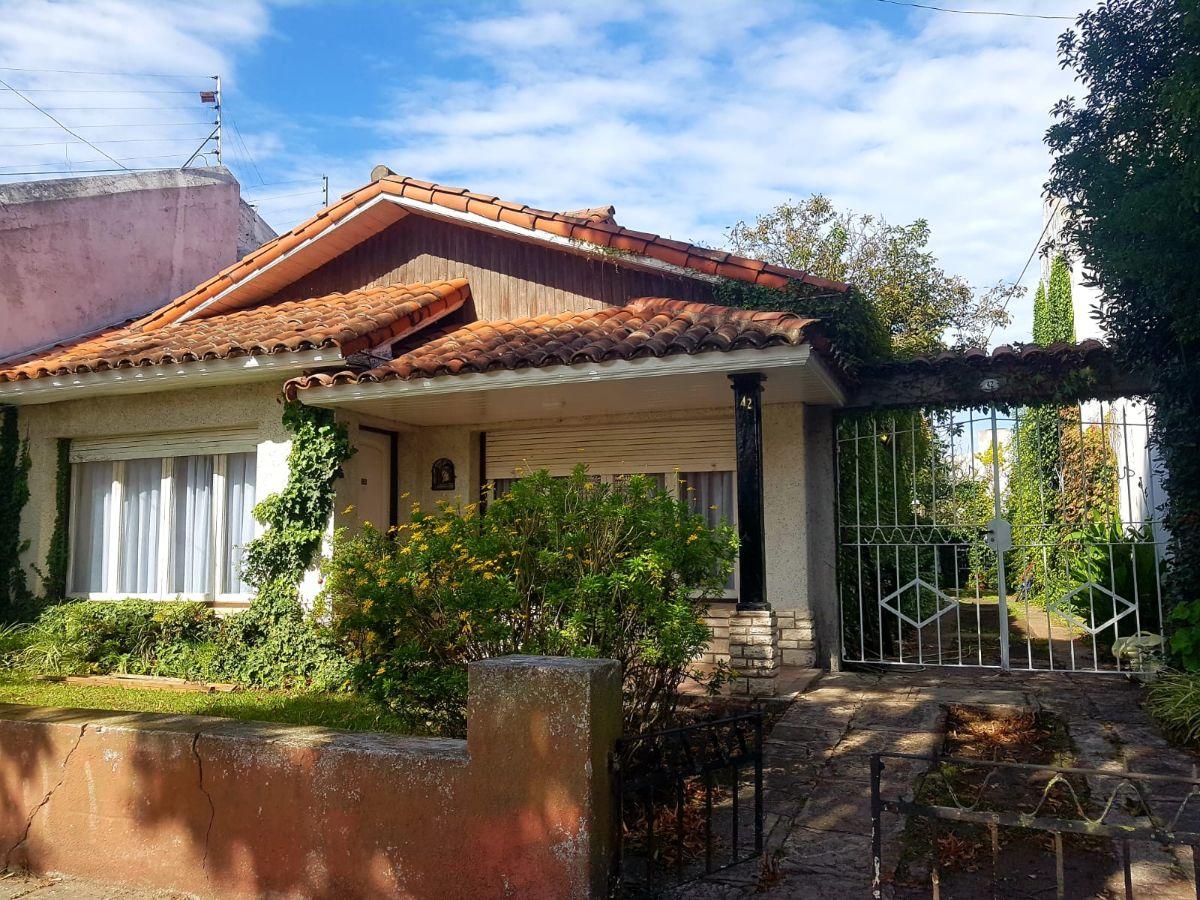 Chalet mas departamento en venta c/ cochera en Parque Luro