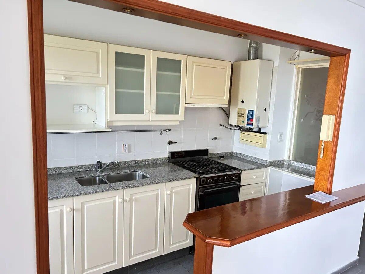 Foto de Departamento 3 Dormitorios + Cochera - Barrio Güemes, imagen 2