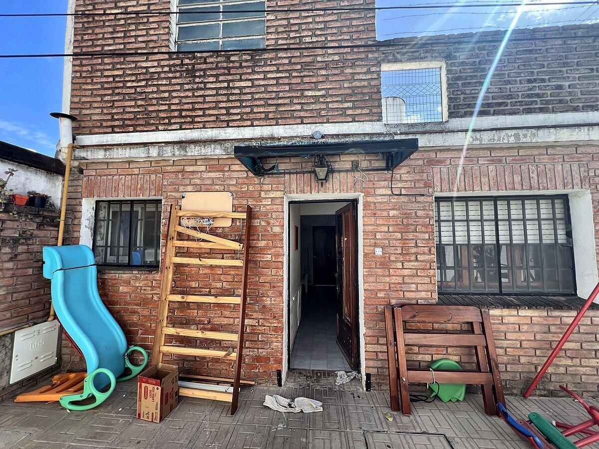 Foto de PH 2 dormitorios en venta, planta baja con patio y escritura, barrio, imagen 1