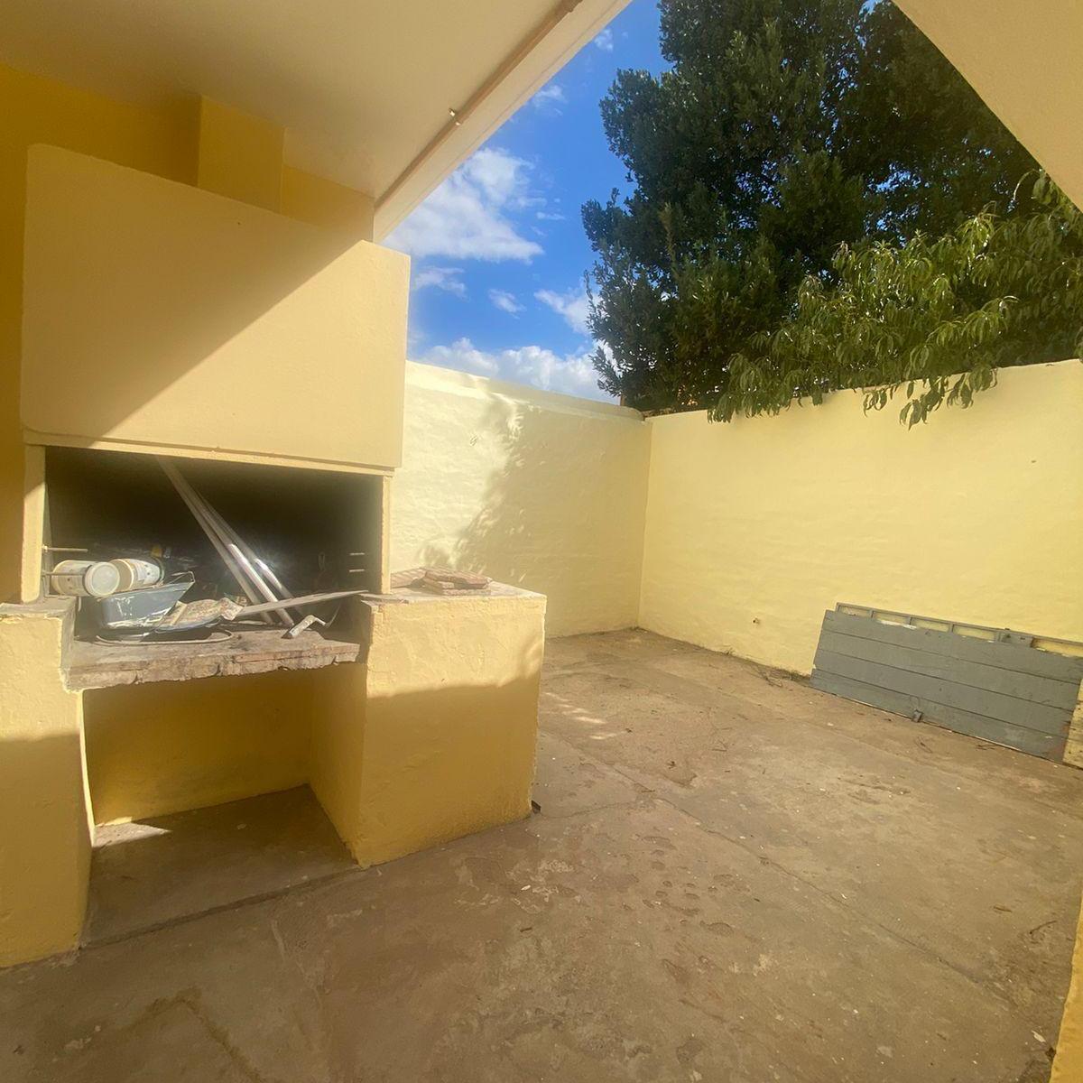 Gran Casa Recientemente Renovada! con Patio y Asador! Opcional Uso Comercial 2
