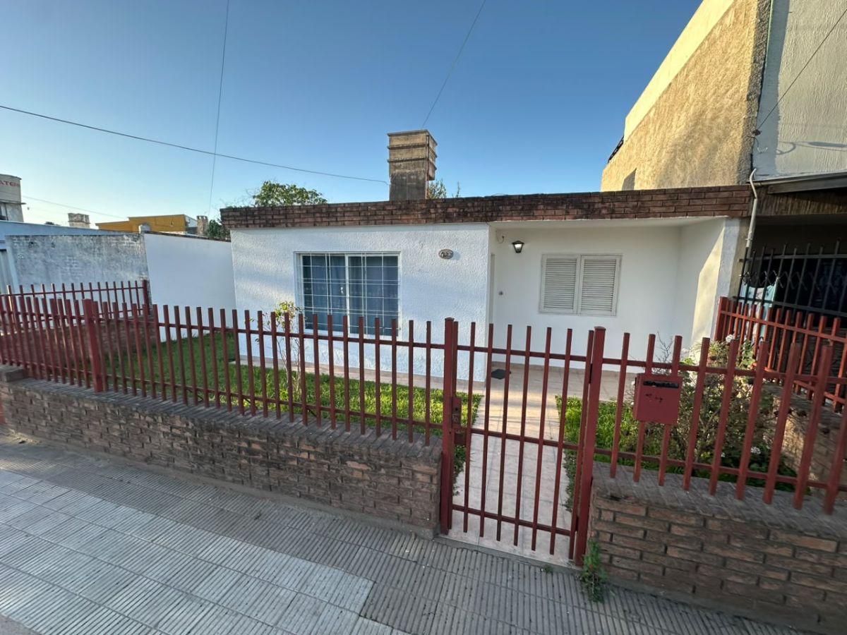 PRECIOSA CASA CON TREMENDO PATIO!!!!