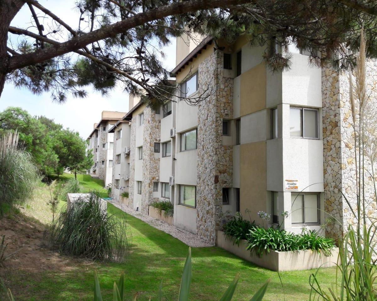 Luminoso Departamento 3 Amb C/ Cochera en Venta en Las Gaviotas 2