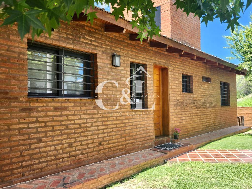 Casa de Categoría en Zona Residencial de Villa Carlos Paz, B. Villa del Lago 5