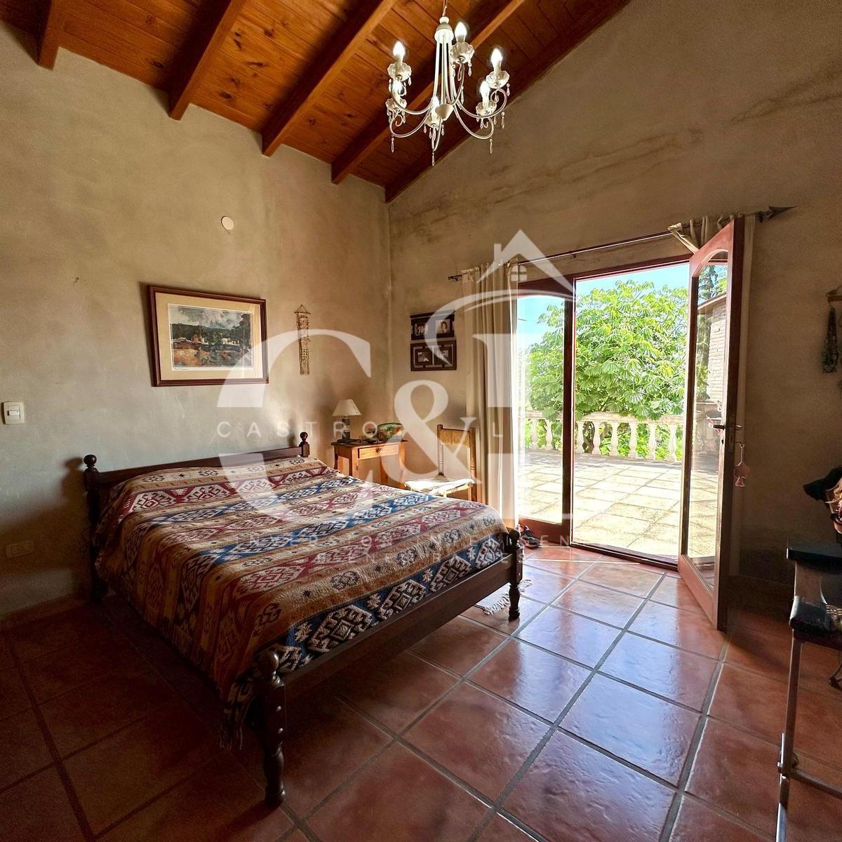 Venta Casa 2 Dor con Lote de 2.700 m² en Calle Principal de Villa Santa Cruz del Lago 5