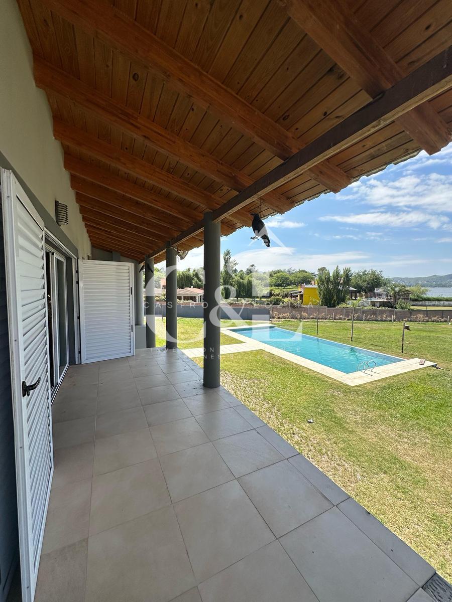 Exclusiva Propiedad de 7 Habitaciones y 3600 m² con Costa de Lago en B. Semi Privado Lago Azul 3
