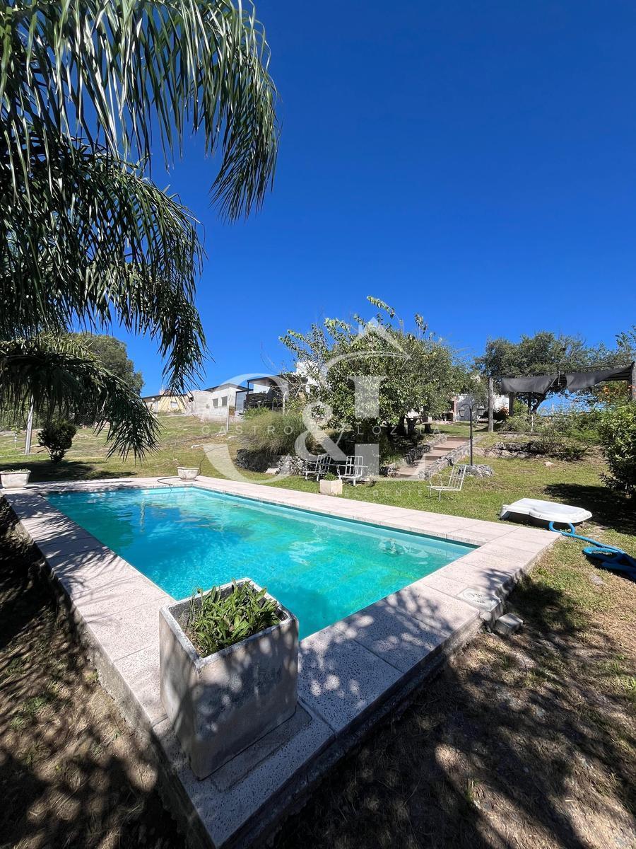 Se Vende Casa de Dos Dorm., Piscina y Cochera en Villa García, Tanti! 4