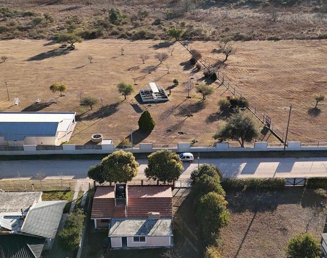 ¡SE VENDE EXCELENTE PROPIEDAD DE DOS DORMITORIOS Y COCHERA A 100M DE RUTA 28 EN EL PARADOR, TANTI! 4