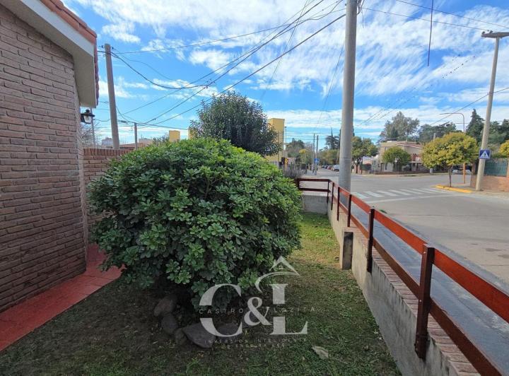 SE VENDE CASA 3 DOR, 2 BAÑOS. B° SANTA RITA- CARLOS PAZ. 1