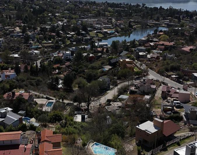 VENTA COMPLEJO TURÍSTICO 3 DUPLEX (18 PLAZAS) C/PILETA EN 1.901m² DE TERRENO - VILLA DEL LAGO 1