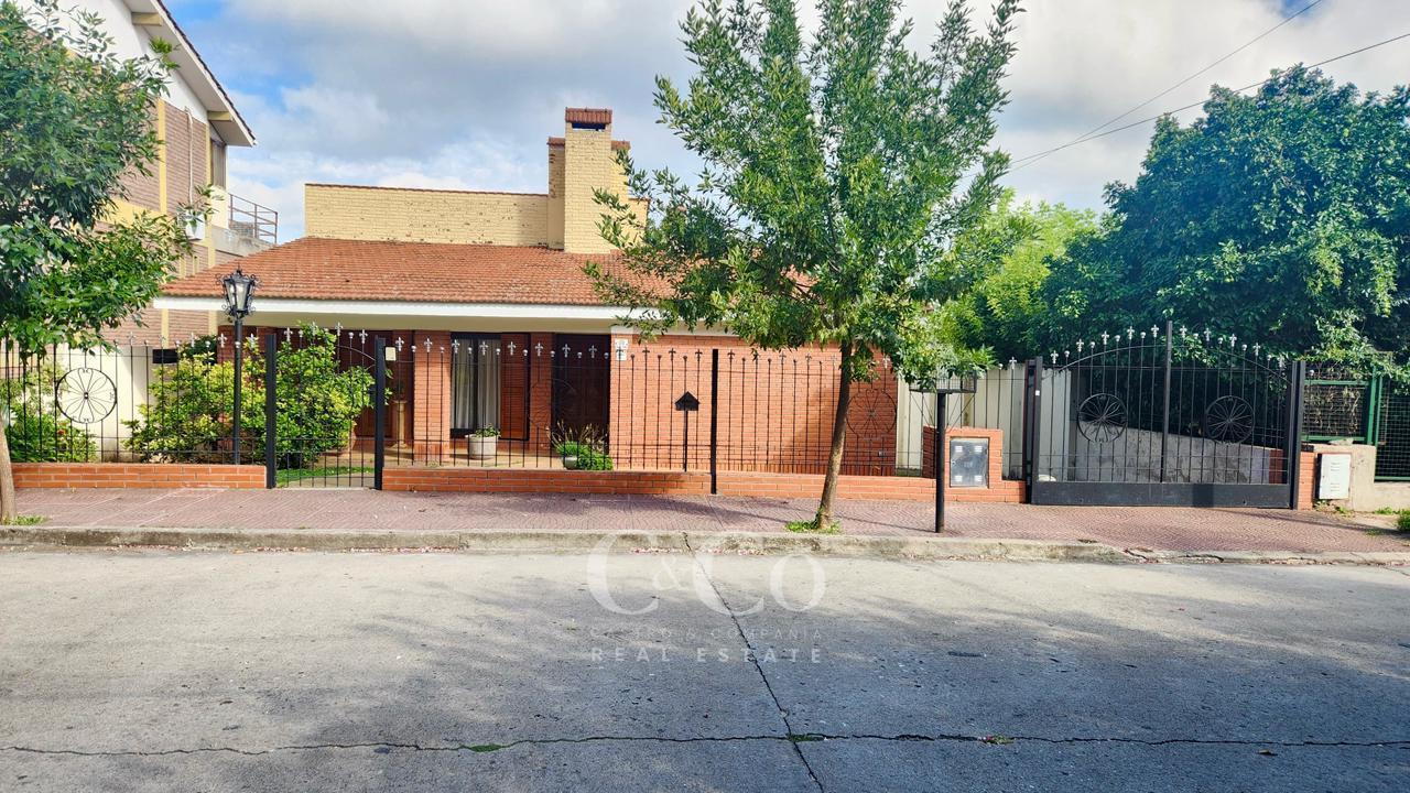 Venta Gran Casa 3 Dormitorios, Jardin Trasero/Delantero Y Pileta En B° La Cuesta - Villa Carlos Paz