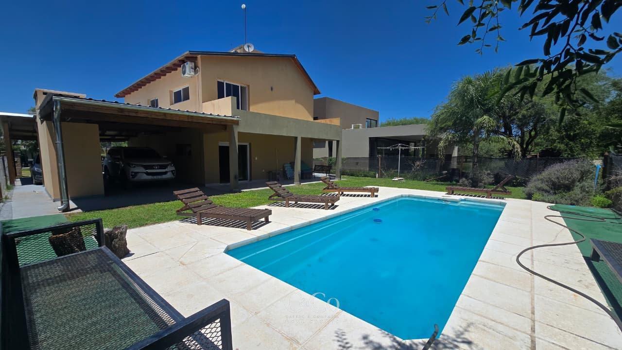 Venta Casa 3 Dormitorios 3 Baños Con Amplia Galería Y Pileta En Country Valle Del Golf - Malagueño