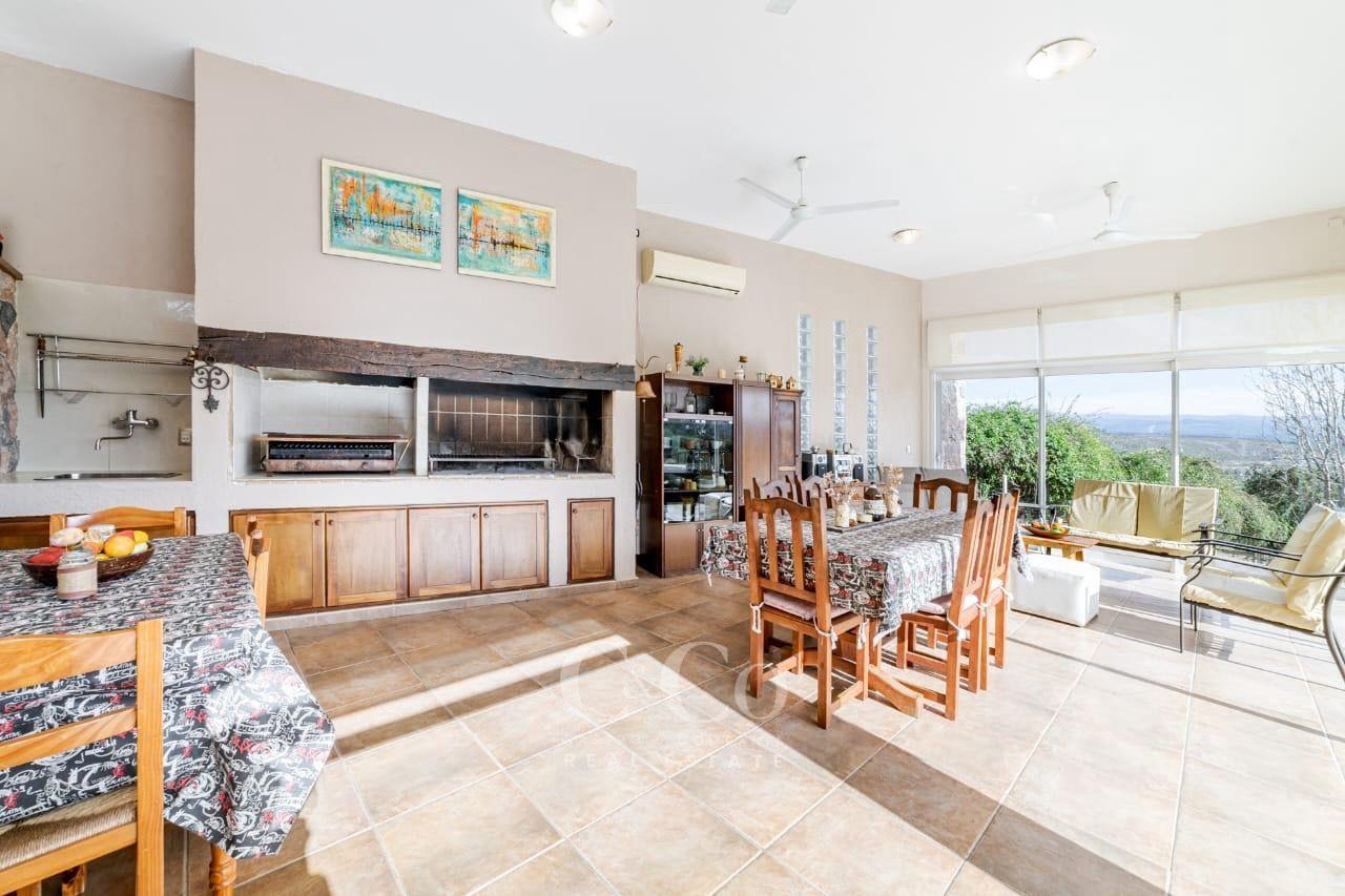 Foto de Venta Casa De Categoría 4 Dormitorios en 1836 m2 De Terreno En Barrio, imagen 5