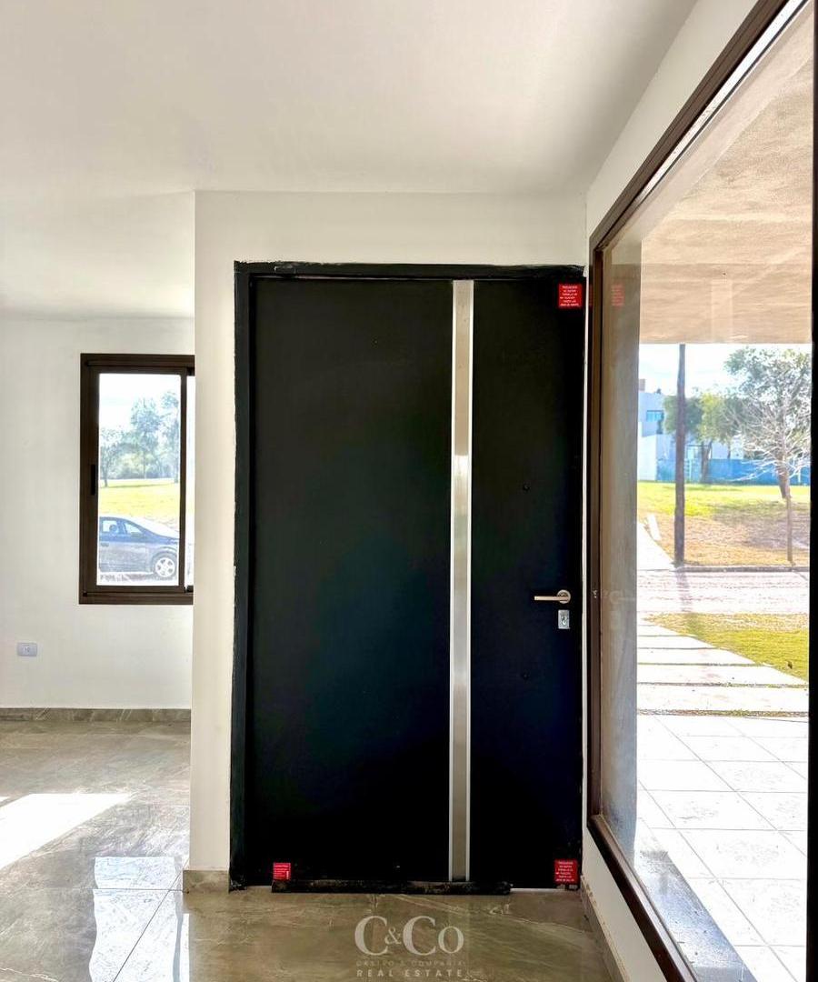 Foto de Venta Casa De Categoría A Estrenar de 2 Dormitorios En Barrio Cerrado, imagen 2