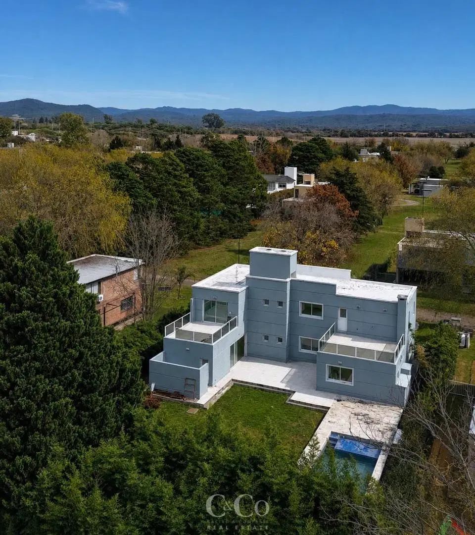 Venta Casa De Categoría 3 Dormitorios y Pileta Climatizada En Barrio Valle Del Golf - Malagueño 4