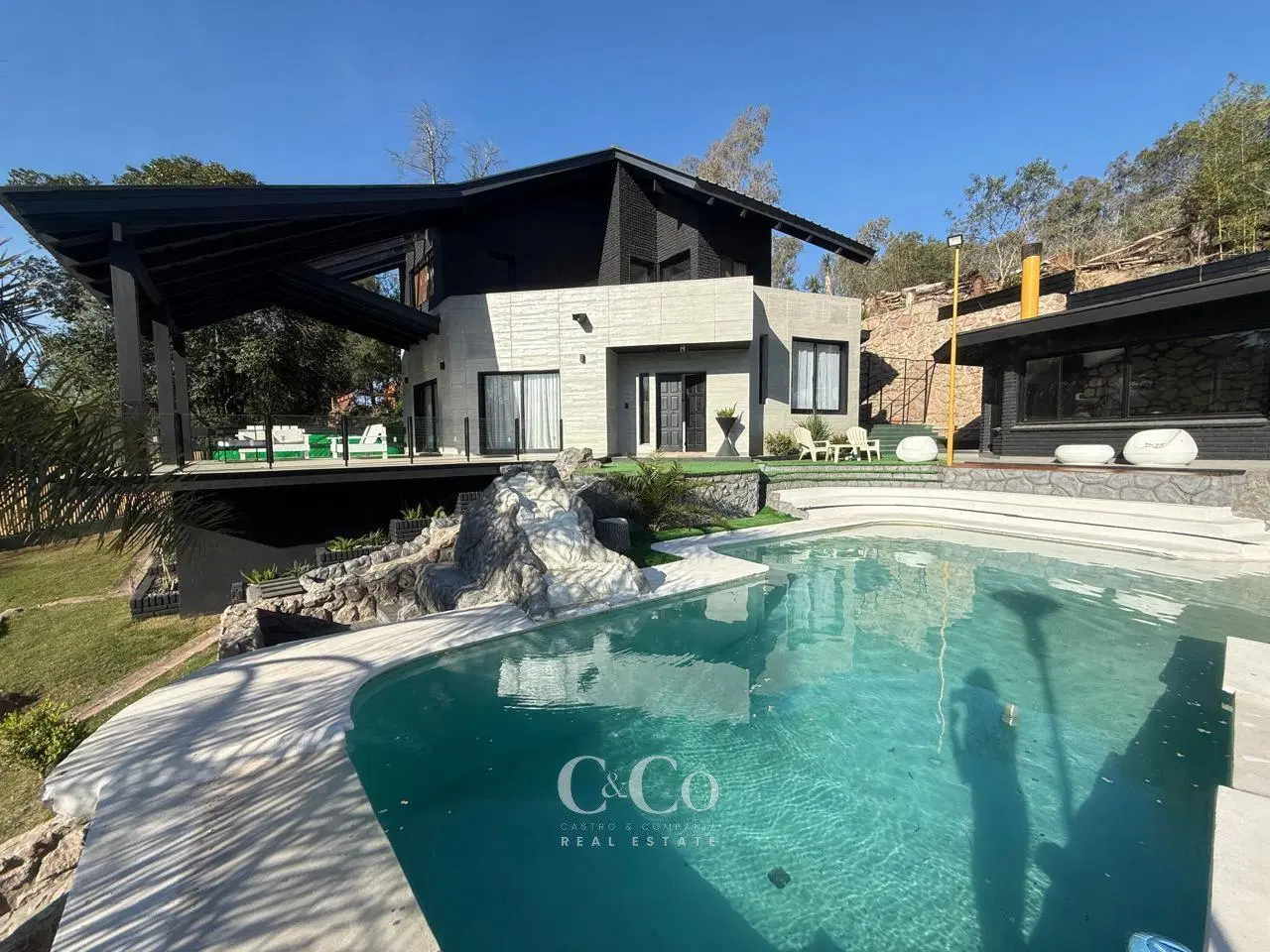 Venta Casa De Categoría de 2 Dormitorios Piscina Playa, Jacuzzi en Costa Azul Sur - Villa Carlos Paz 3
