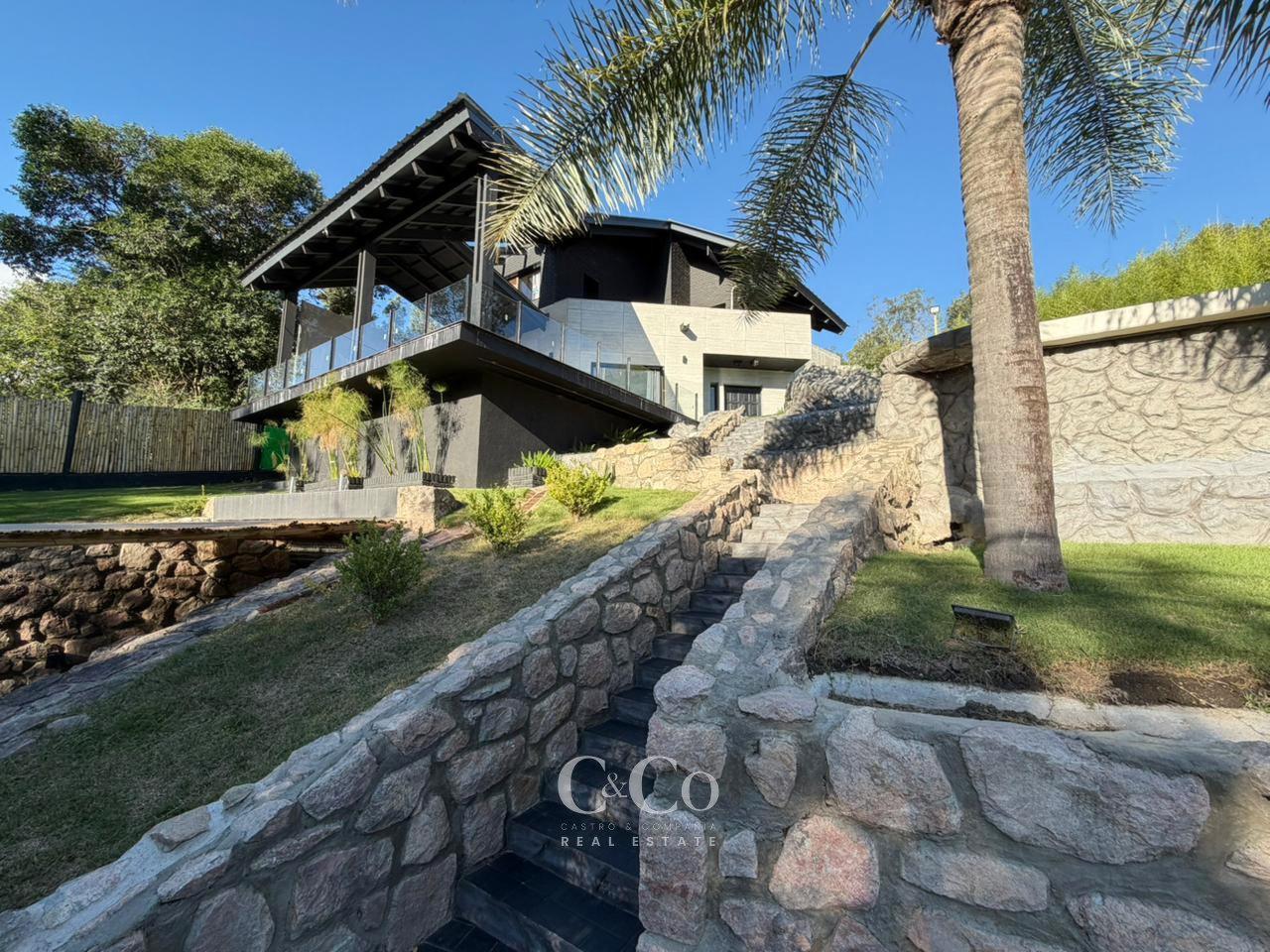 Venta Casa De Categoría de 2 Dormitorios Piscina Playa, Jacuzzi en Costa Azul Sur - Villa Carlos Paz