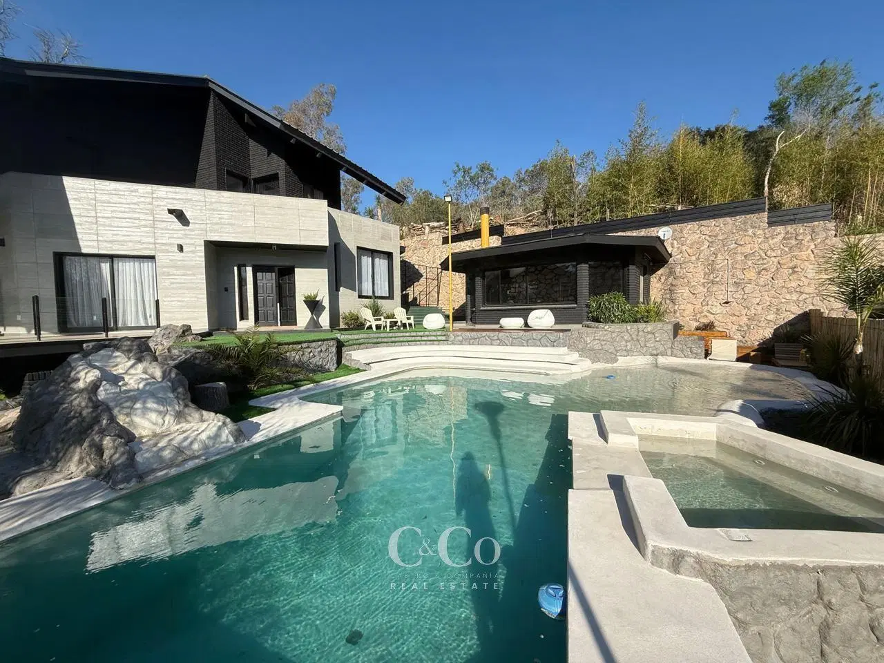 Venta Casa De Categoría de 2 Dormitorios Piscina Playa, Jacuzzi en Costa Azul Sur - Villa Carlos Paz 2