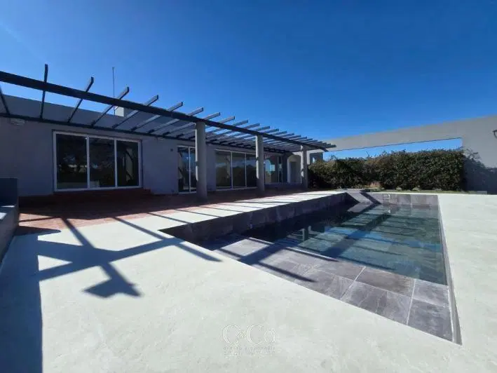Casa De Categoría de 3 Dormitorios y Pileta En Venta Country Causana – Malagueño 2