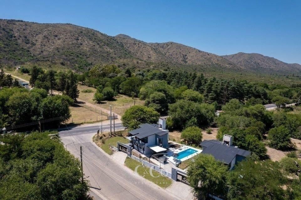 Foto de Venta Moderno Complejo Equipado En San Antonio De Arredondo Con Pileta, imagen 2