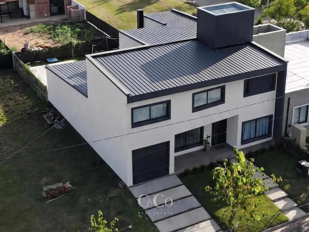 Foto de Venta Casa de 4 Dormitorios Pileta y Cochera con Gas Natural En Barrio, imagen 1