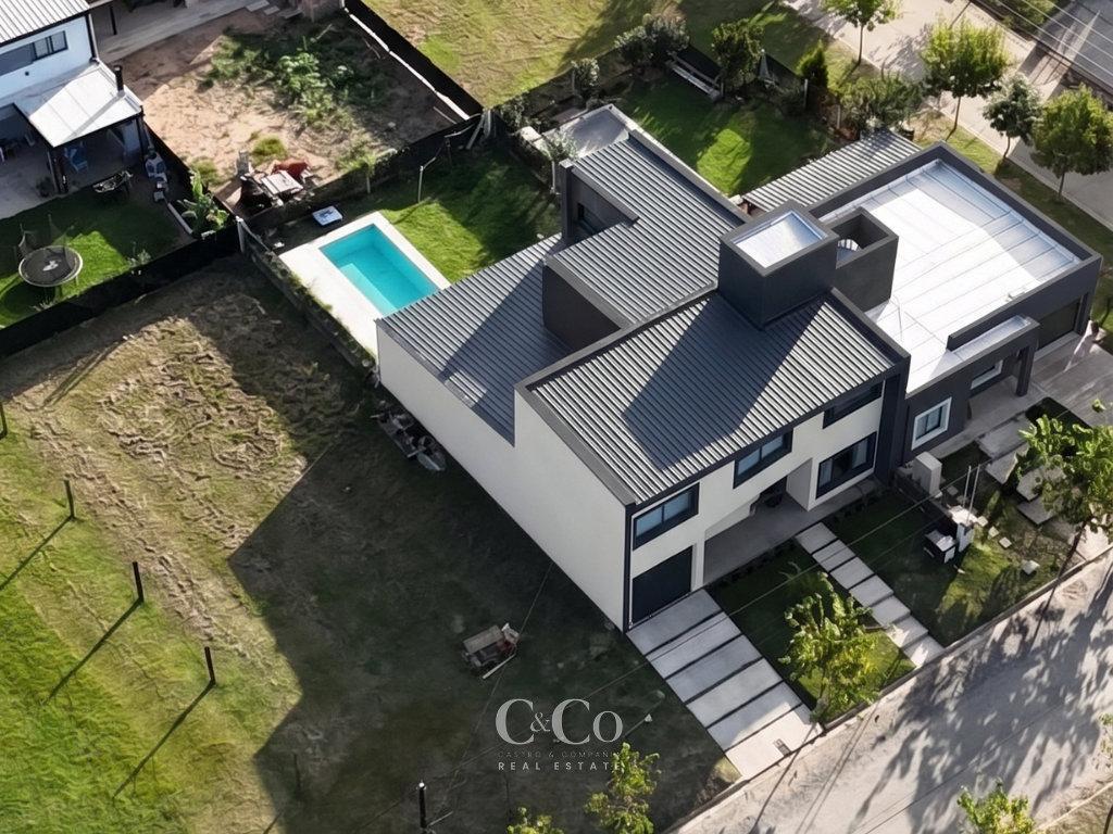 Foto de Venta Casa de 4 Dormitorios Pileta y Cochera con Gas Natural En Barrio, imagen 3