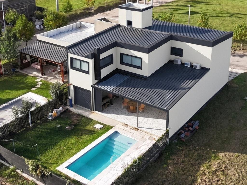 Foto de Venta Casa de 4 Dormitorios Pileta y Cochera con Gas Natural En Barrio, imagen 2