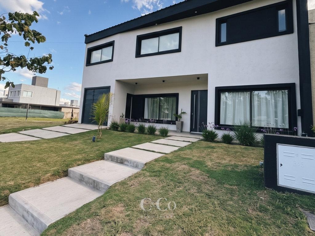 Foto de Venta Casa de 4 Dormitorios Pileta y Cochera con Gas Natural En Barrio, imagen 5