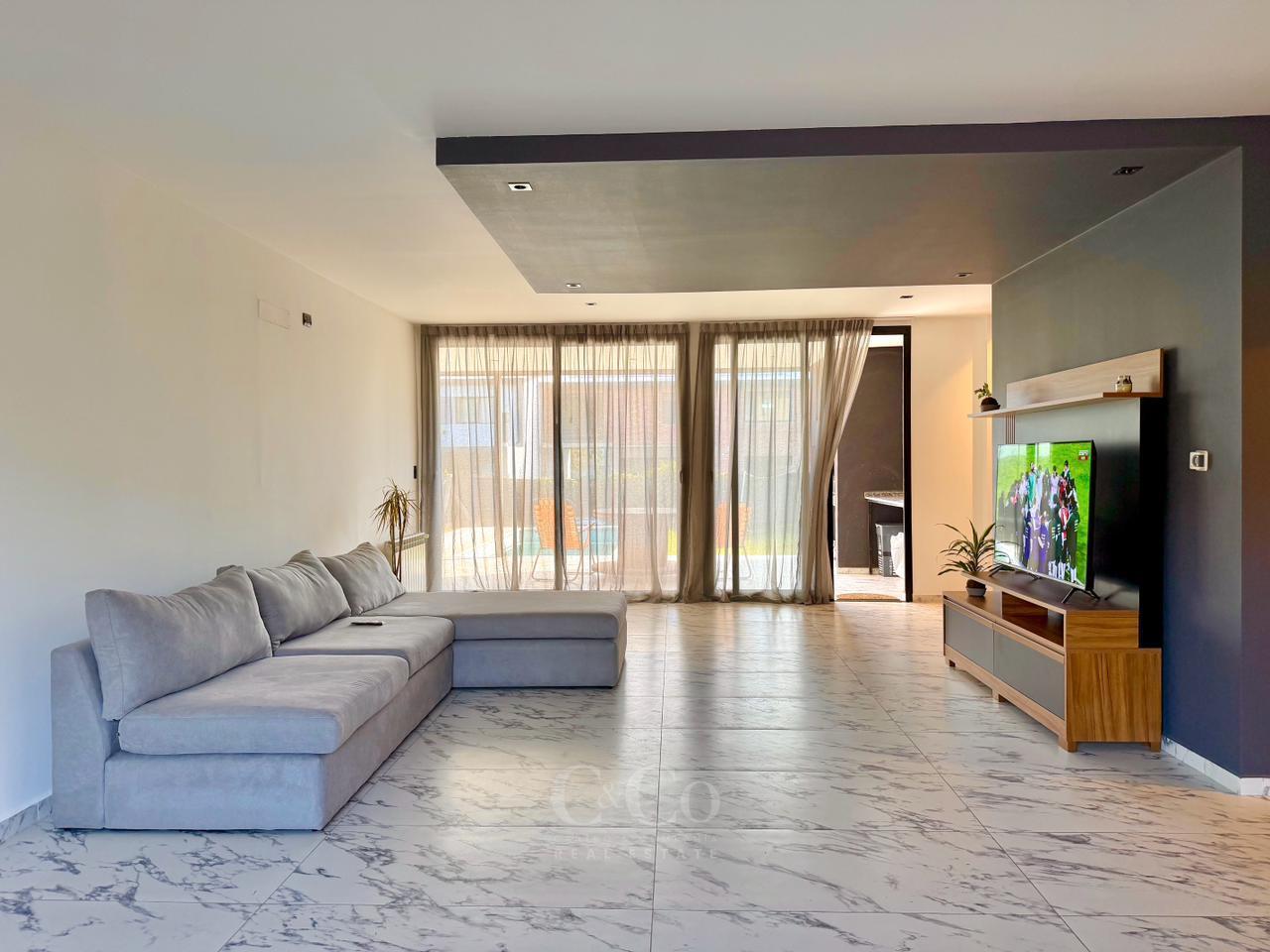 Foto de Venta Casa de 4 Dormitorios Pileta y Cochera con Gas Natural En Barrio, imagen 4