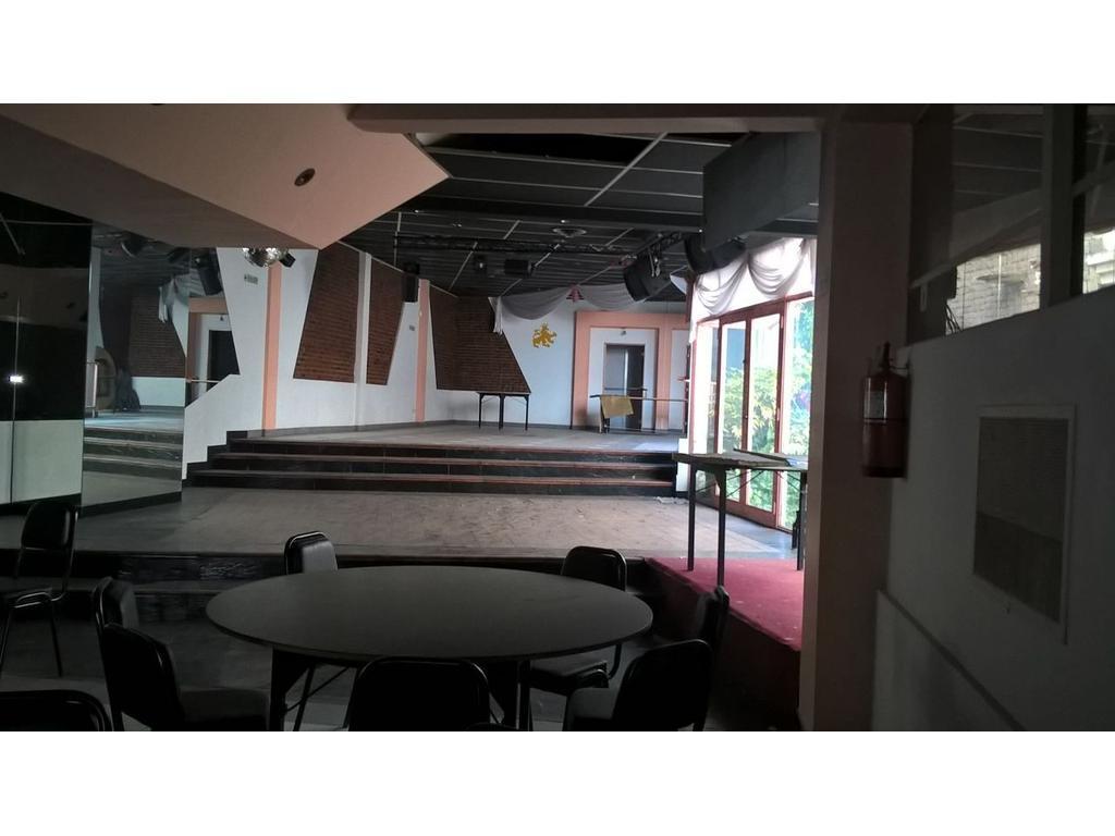 Oportunidad! Salón de Eventos en Venta. 10x 43 m. Gral. San Martín 3