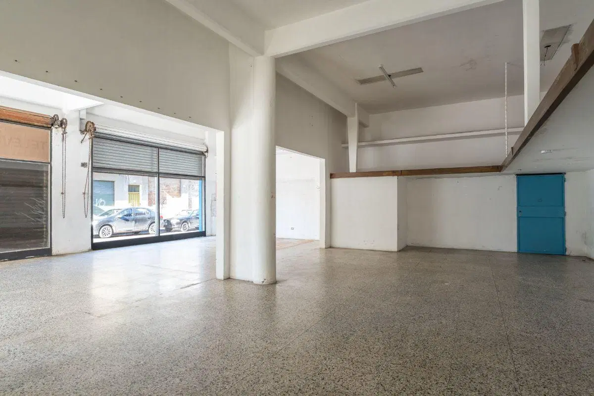 Local comercial de 330 m² en alquiler en José León Suárez 2