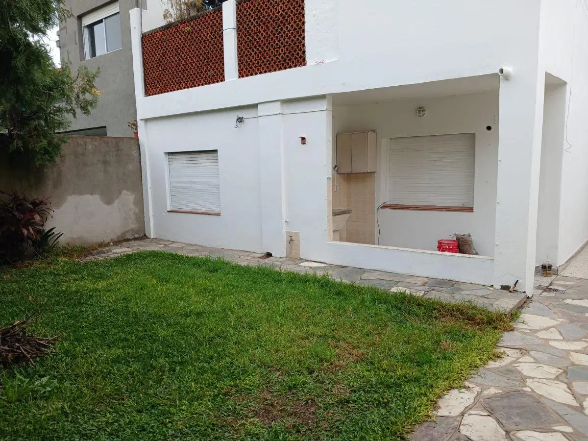 Casa de 3 ambientes con cochera y jardin en Alquiler, en Olivos 4