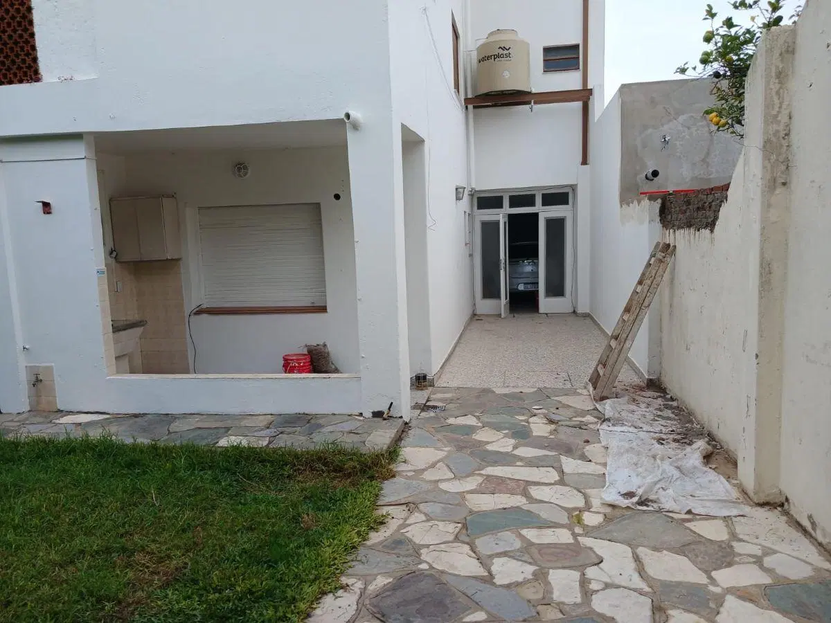 Casa de 3 ambientes con cochera y jardin en Alquiler, en Olivos 1