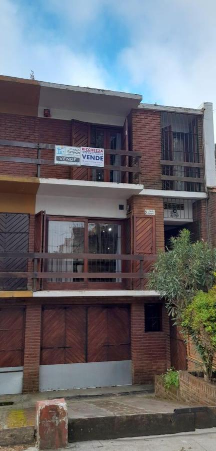Foto de TRIPLEX CUATRO AMBIENTES CON GARAJE Y QUINCHO, imagen 2