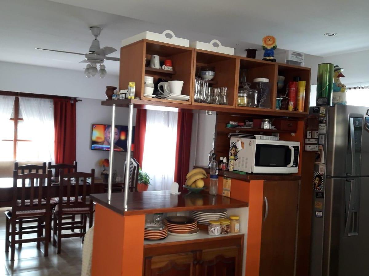 Venta en Block! Chalet y 4 Departamentos 1