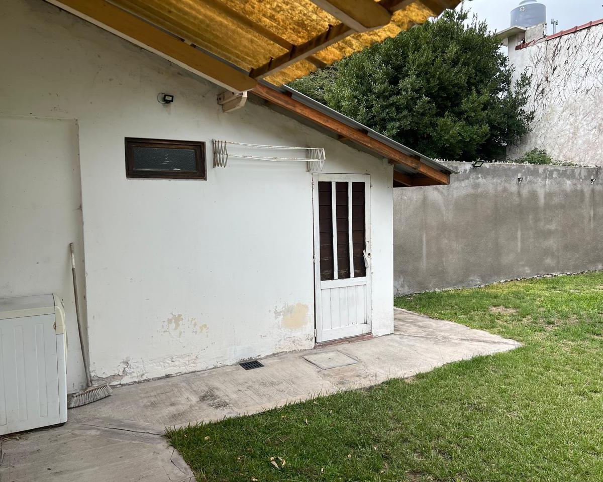 Chalet Tres Ambientes con Parque y Cochera - Zona Residentes Permanentes 3