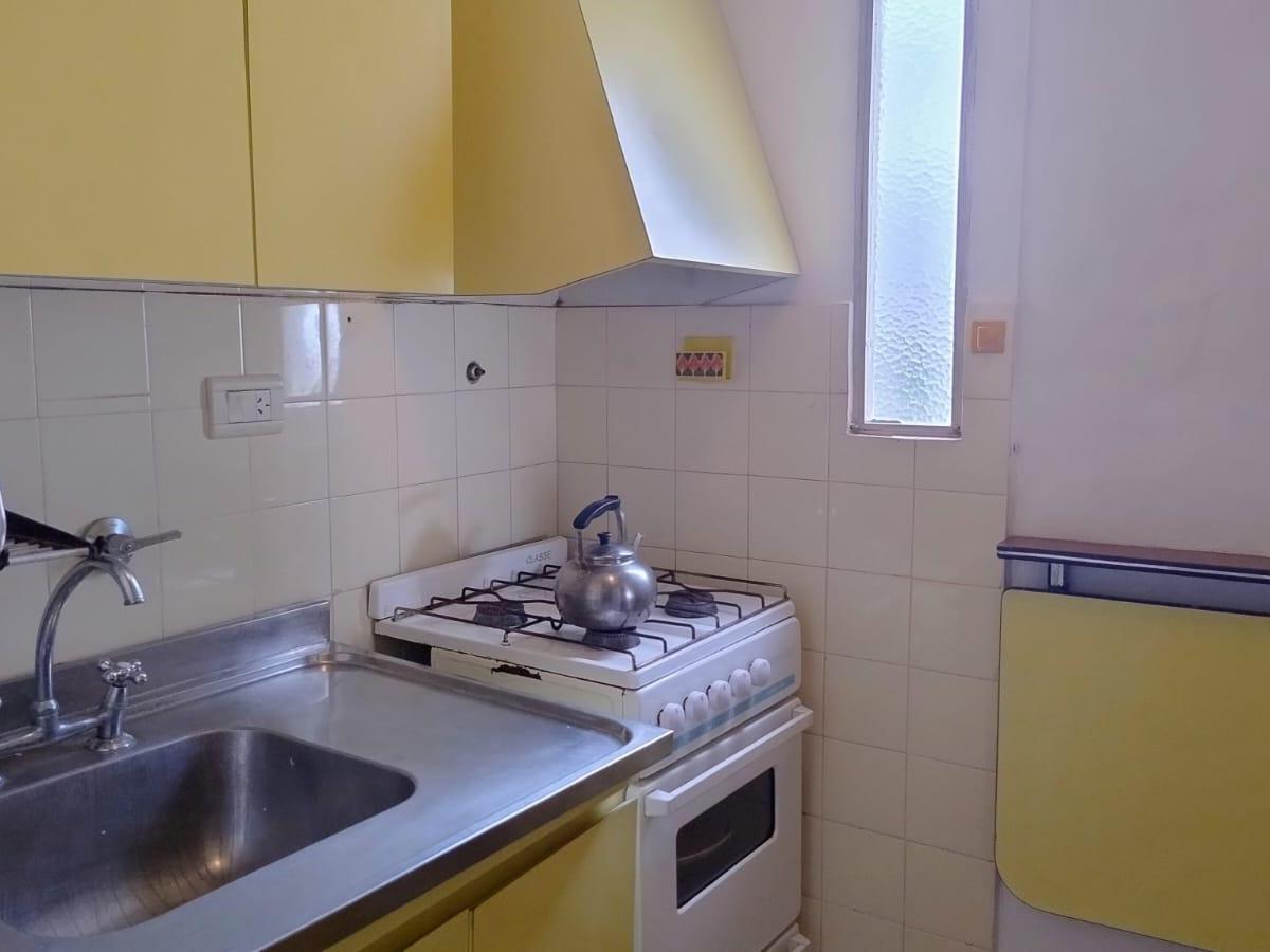 DEPARTAMENTO DOS Y 1/2 AMBIENTES CON COCHERA - A METROS DEL MAR