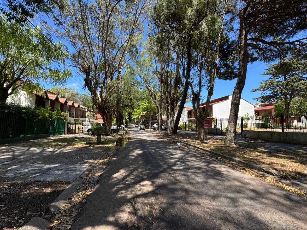 TRIPLEX CUATRO AMBIENTES CON COCHERA - IDEAL VIVIENDA PERMANENTE