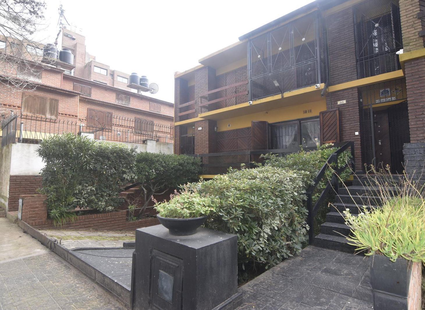 TRIPLEX CUATRO AMBIENTES CON GARAJE - IDEAL VIVIENDA PERMANENTE