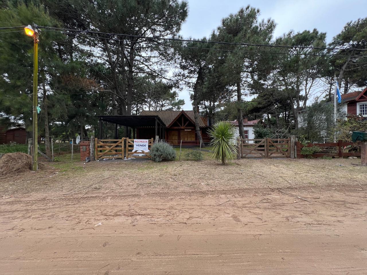HERMOSO CHALET CUATRO AMBIENTES   DOS DEPARTAMENTOS DOS Y 1/2 AMBIENTES