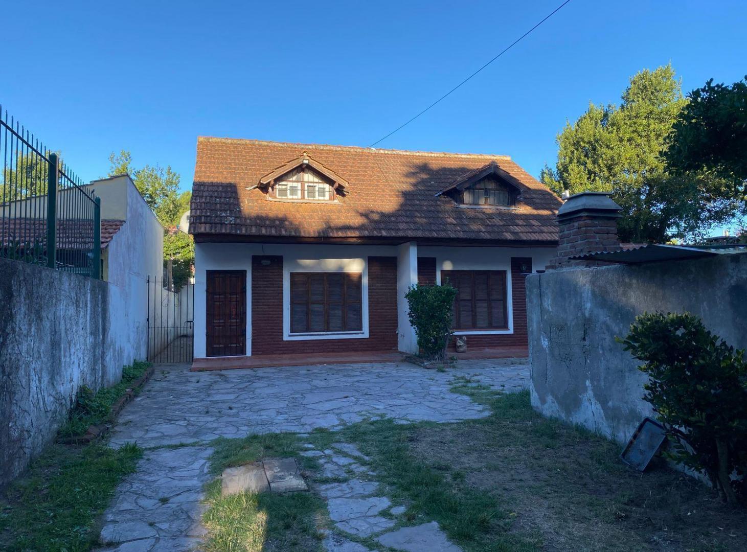 CHALET TRES AMBIENTES CON COCHERA Y PATIO - ZONA RESIDENTES PERMANENTES