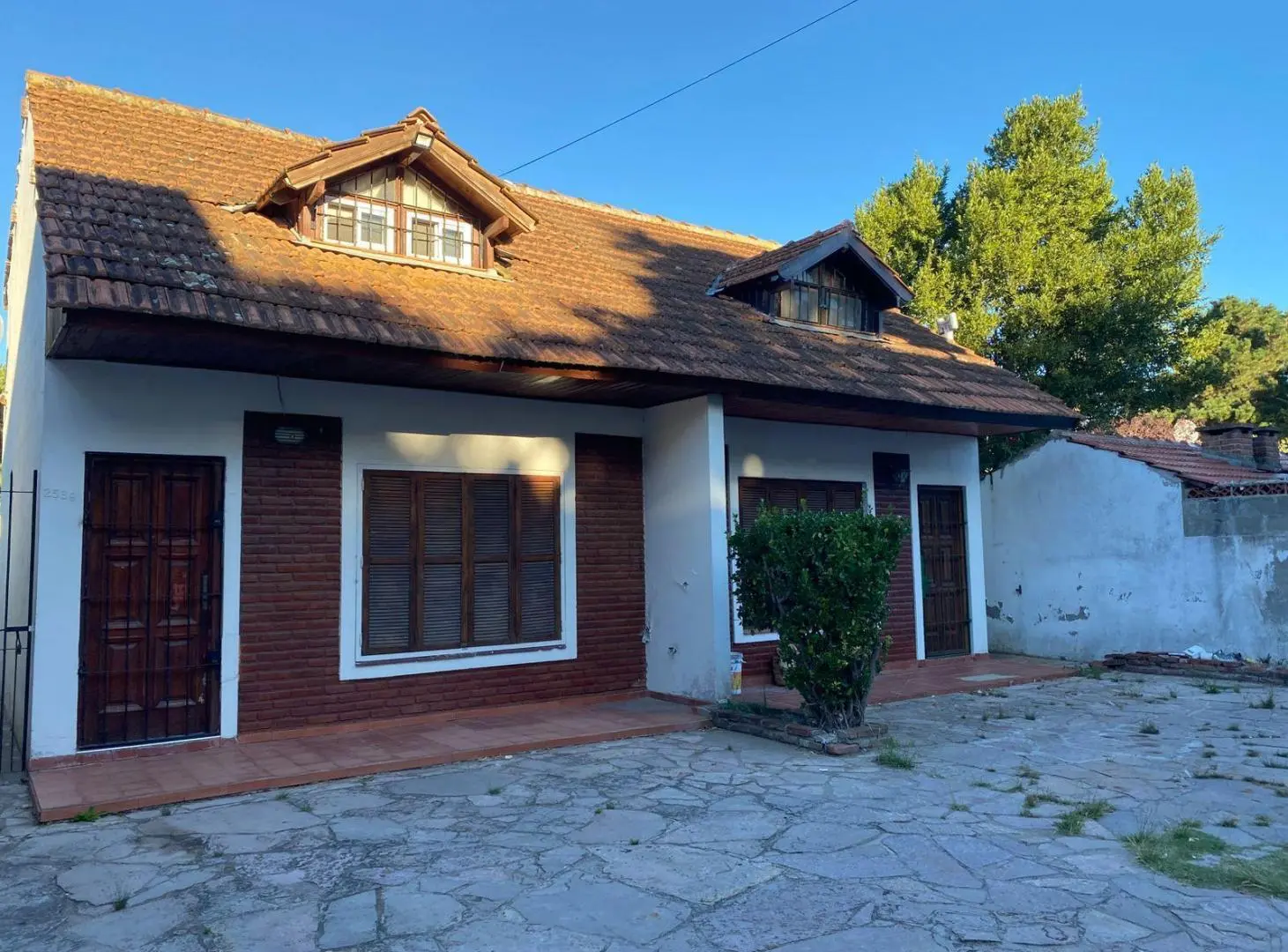 CHALET TRES AMBIENTES CON COCHERA Y PATIO - ZONA RESIDENTES PERMANENTES 2