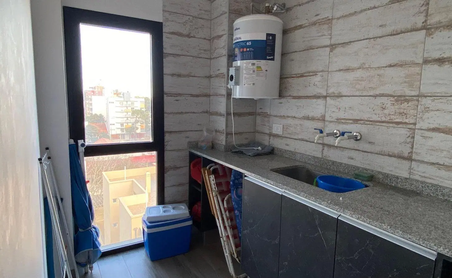 MODERNO DEPARTAMENTO TRES AMBIENTES CON COCHERA CON VISTA AL MAR 2