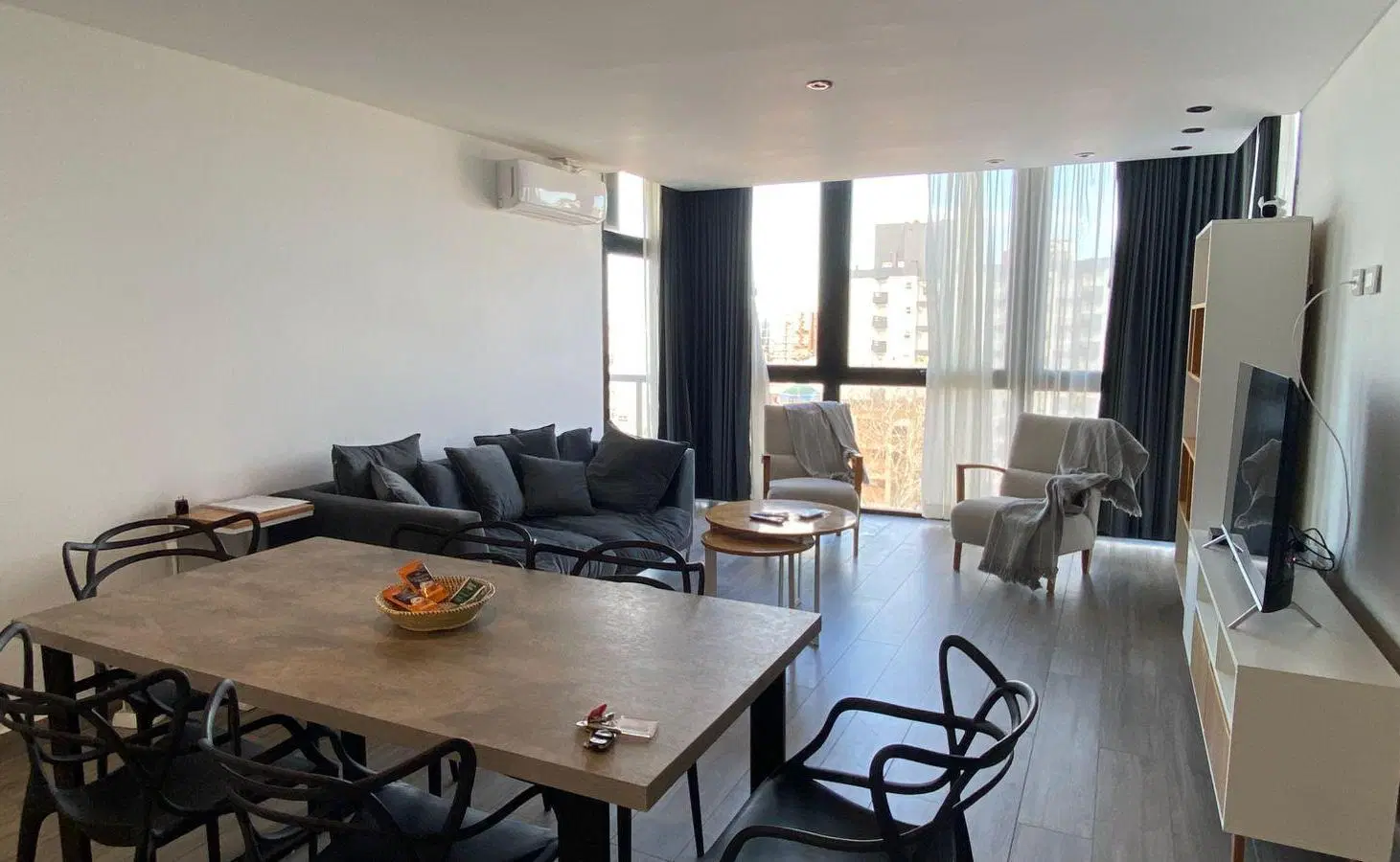 MODERNO DEPARTAMENTO TRES AMBIENTES CON COCHERA CON VISTA AL MAR 1
