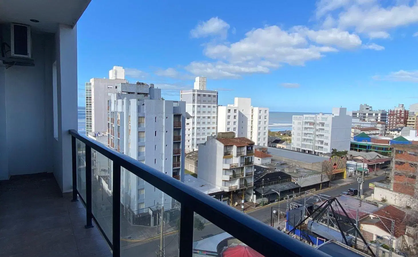 MODERNO DEPARTAMENTO TRES AMBIENTES CON COCHERA CON VISTA AL MAR 3