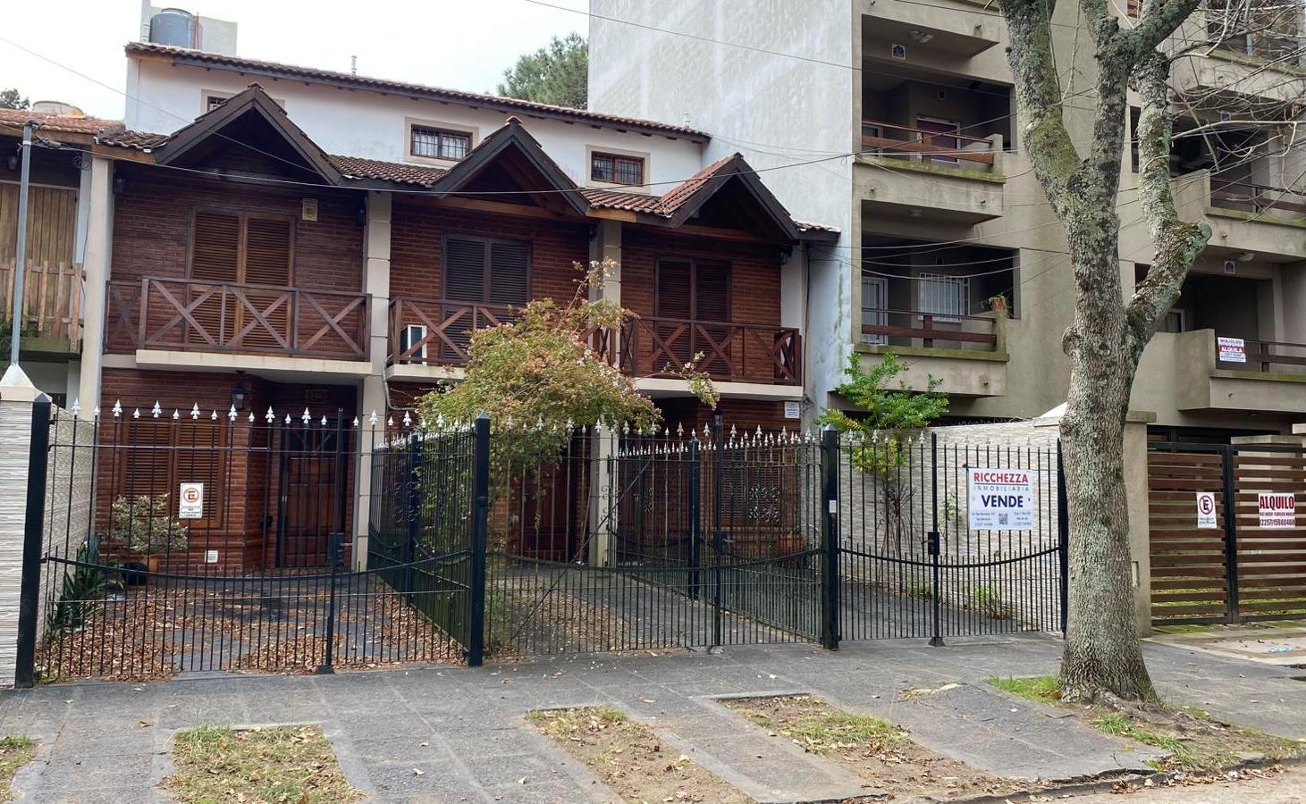 DUPLEX CUATRO AMBIENTES CON COCHERA, PATIO Y QUINCHO CUBIERTO - TODOS LOS SERVICIOS CONECTADOS