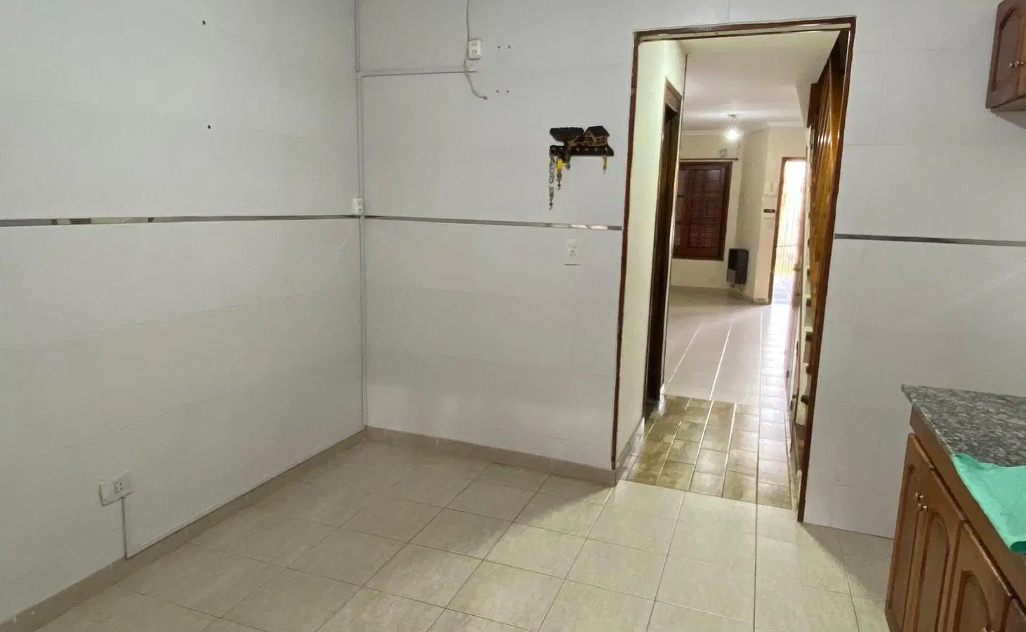 DUPLEX CUATRO AMBIENTES CON COCHERA, PATIO Y QUINCHO CUBIERTO - TODOS LOS SERVICIOS CONECTADOS 3