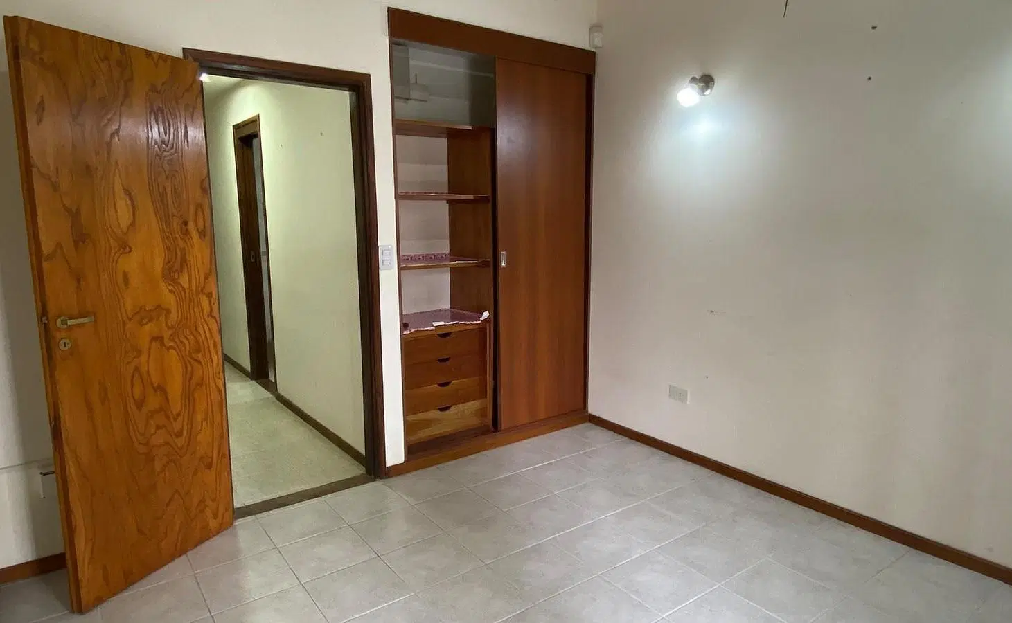 DUPLEX CUATRO AMBIENTES CON COCHERA, PATIO Y QUINCHO CUBIERTO - TODOS LOS SERVICIOS CONECTADOS 2