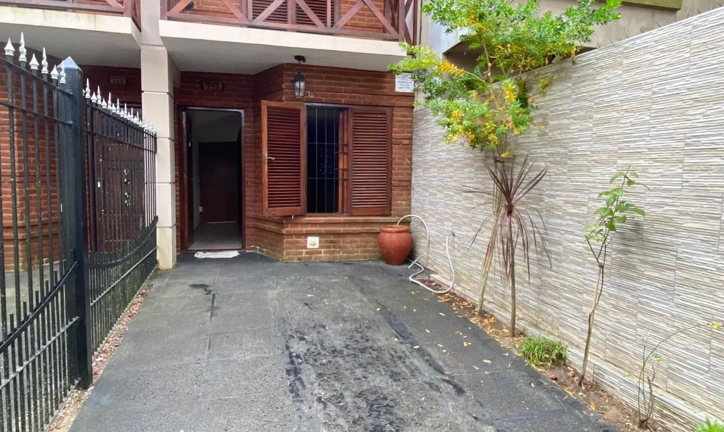 DUPLEX CUATRO AMBIENTES CON COCHERA, PATIO Y QUINCHO CUBIERTO - TODOS LOS SERVICIOS CONECTADOS 1